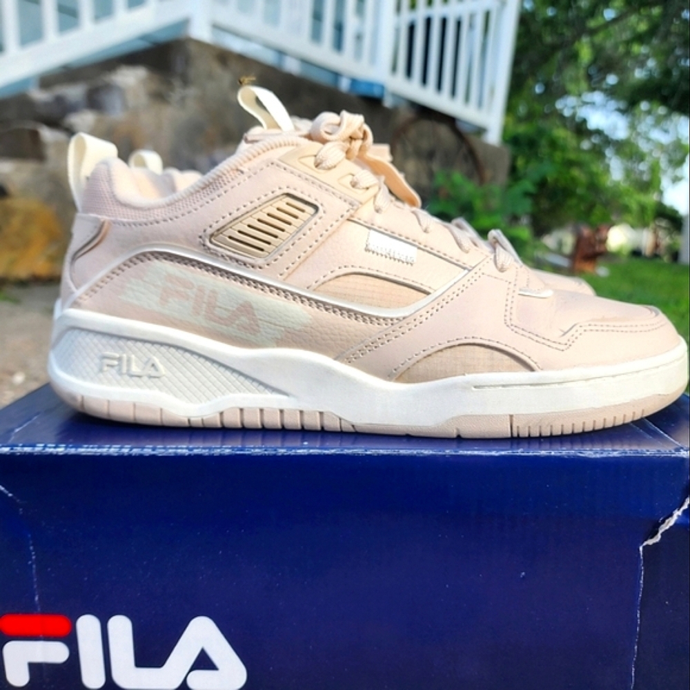 FILA Corda Women's Sneakers size 8.5 in Sand/Pearl/Gardenia Like New w/ Box